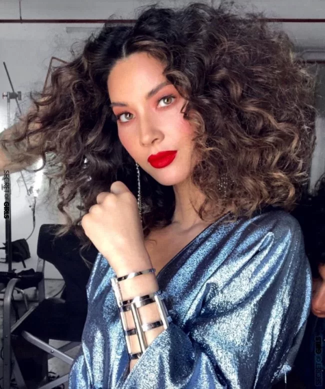 CURLS,CURLS,CURLS: CELEBS ROCKİNG PERMS,SPİRALS,COİLS AND MORE