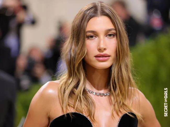 How does the French balayage hairstyle trend of 2022 differ from the classic balayage coloring technique? | French Balayage is The Update for Well-Known Coloring Technique That We have been Longing For