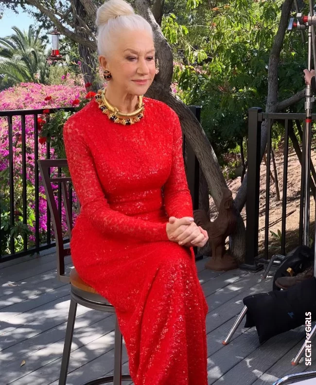 The gaudy dresses and eye-catching jewelry go perfectly with the elegant and simple trend hairstyle | Trendy hairstyle: Helen Mirren wears a high bun when she is over 70