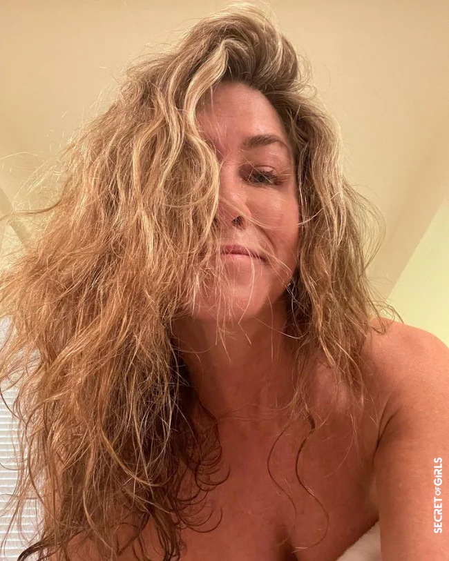 Jennifer Aniston: This is her natural hair | Jennifer Aniston Unstyled: Actress Shows Off Her Natural Curls