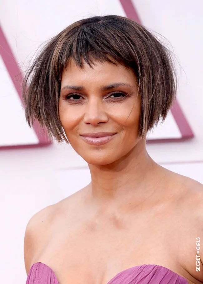 Halle Berry's asymmetrical bowl | Most Beautiful Hairstyles To Adopt At 50
