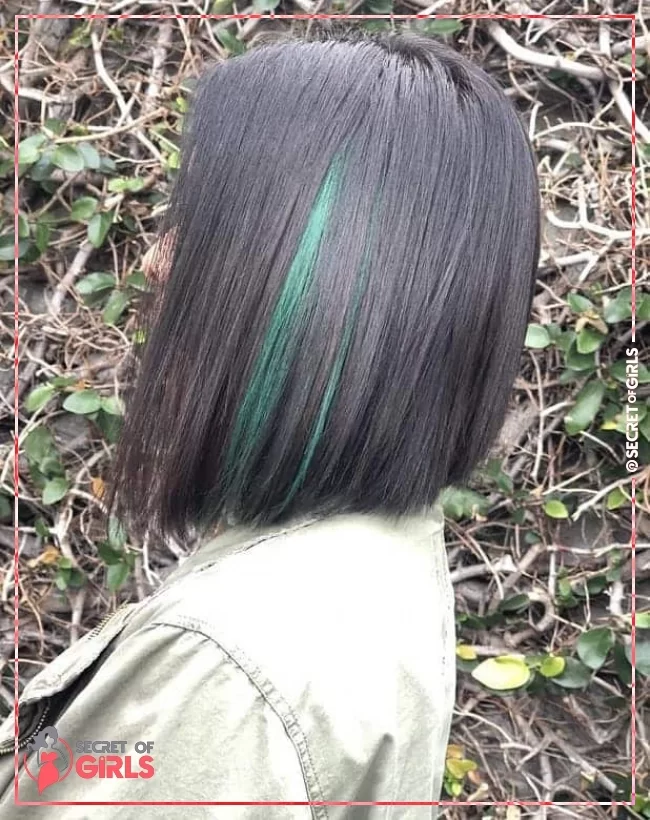 26. Green Strands | 40 Medium Bob Haircuts That Are Blowing Up In 2020