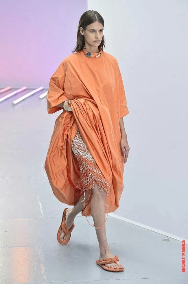 The parting in the middle of the Acne Studios show | Trendy hairstyles for spring-summer 2023