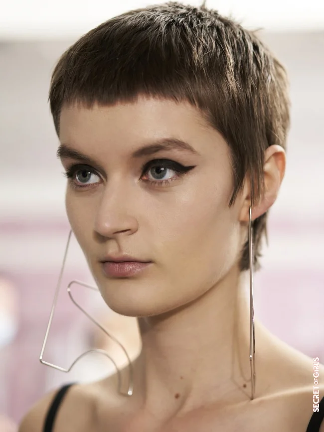 Blunt Fringe: The Hairstyle Trend For Winter 2021/2022 Is Celebrating Accurately Cut Fringes
