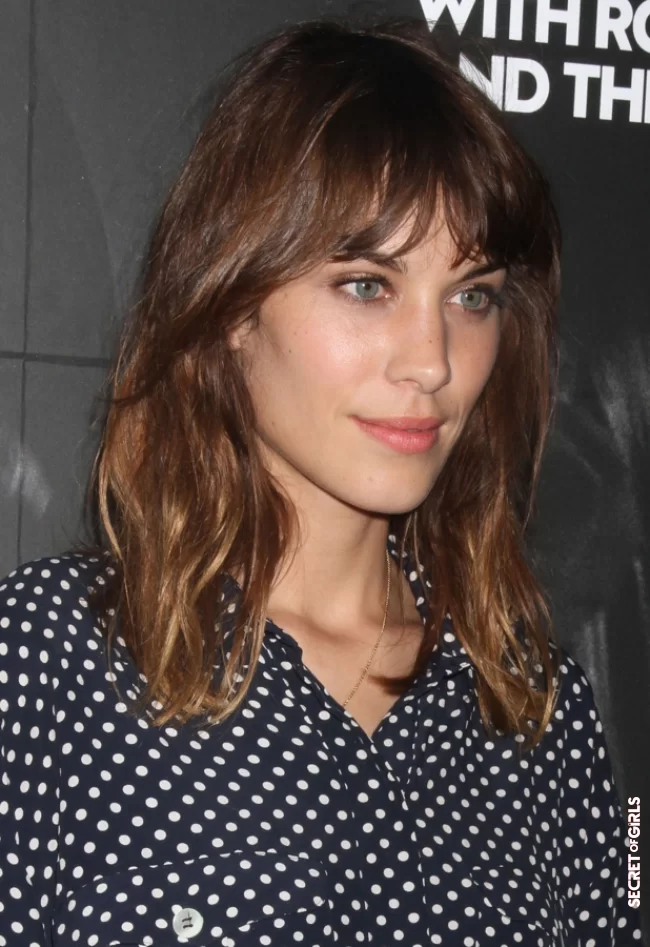 Alexa Chung rarely leaves her curtain bangs | Like Lily-Rose Depp, Sophie Marceau And Penelope Cruz, Put Yourself In The Curtain Pony..
