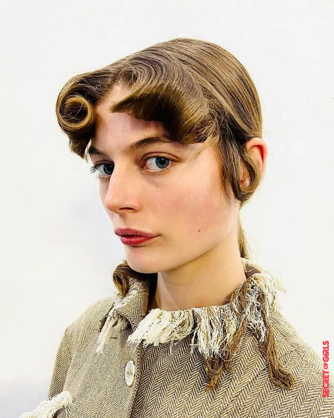 How-to: How to properly style the curly bangs hairstyle trend in three steps | Curly Bangs! The second season of Bridgerton starts - and we are betting on the hairstyle trend for 2022