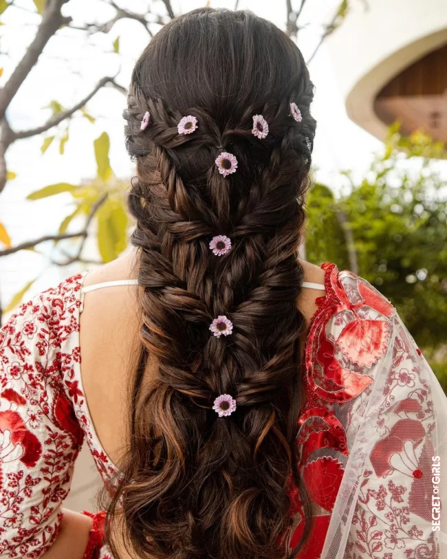 Big middle flower braid | New Trendy Hairstyle: "Flower Braid" Hairstyle Will Revive Our Spring
