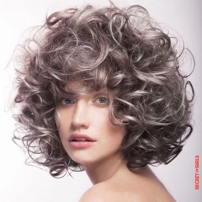 Seventies curls by J&eacute;r&ocirc;me Gu&eacute;zou | 50 trendy hairstyles for spring/summer 2021